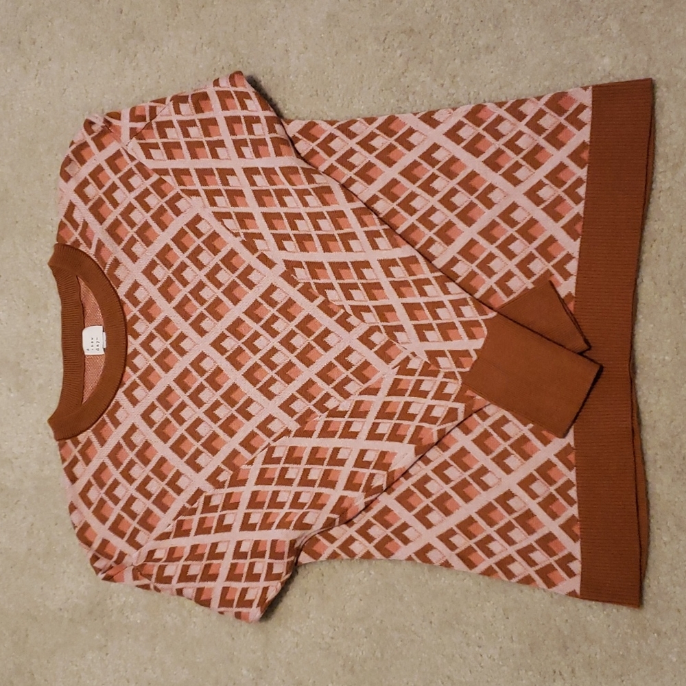 Sweater w/ geometric print